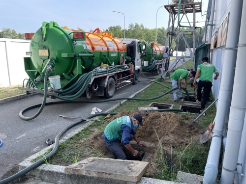 Thực hiện hút nước thải tại KCN An Thạnh, Thuận An, Bình Dương