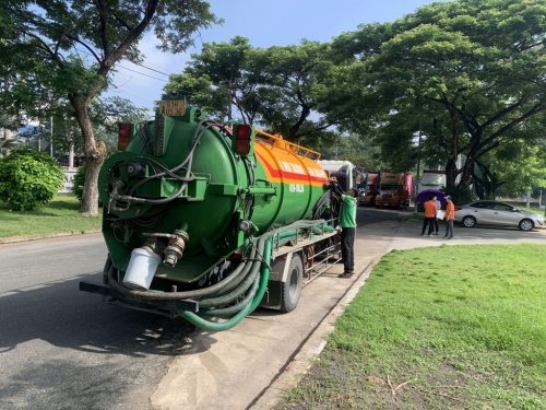 Thực hiện hút nước thải tại KCN An Thạnh, Thuận An, Bình Dương