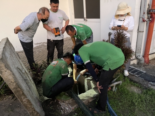 Các công nhân đang làm việc không ngừng để xử lý hút nước thải tại cụm CN gốm sứ Tân Thành