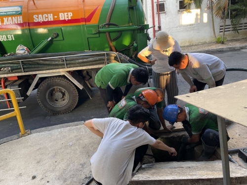 Các công nhân đang làm việc không ngừng để xử lý hút nước thải tại cụm CN gốm sứ Tân Thành