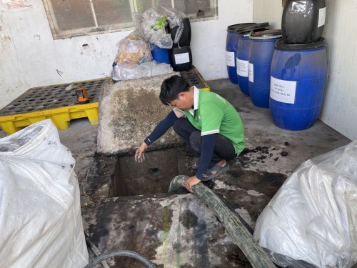 Các công nhân đang làm việc không ngừng để xử lý hút nước thải tại cụm CN gốm sứ Tân Thành