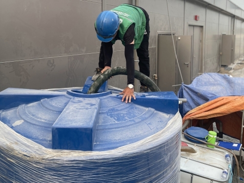 Các công nhân đang làm việc không ngừng để xử lý hút nước thải tại cụm CN gốm sứ Tân Thành