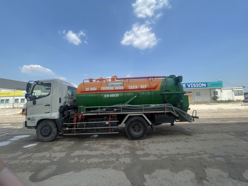 Công tác hút nước thải tại KCN Visip 2B Tân Uyên, Bình Dương trong mùa mưa lũ