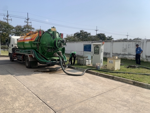 Tiến hành hút 800m³ nước thải tại KCN Thái Hòa trước khi mùa mưa đến