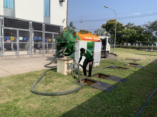 Tiến hành hút 800m³ nước thải tại KCN Thái Hòa trước khi mùa mưa đến
