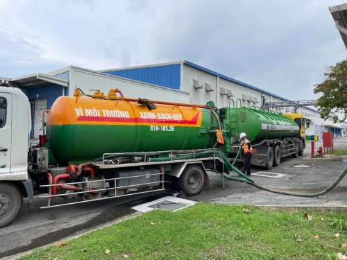 Thi công hút và vận chuyển bùn vi sinh tại KCN Mỹ Phước 3