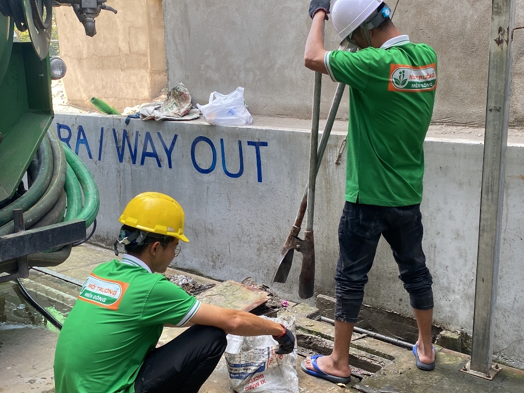 Nạo vét cống rãnh tại KCN Bàu Bàng bằng xe cao áp
