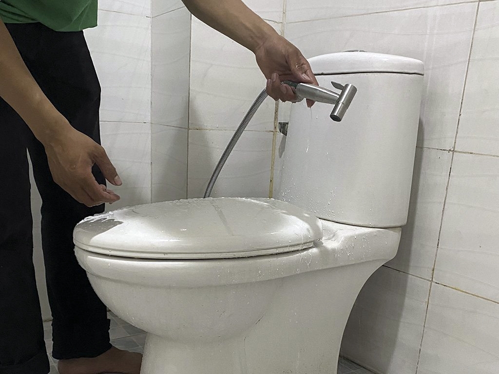 Dịch vụ thay vòi xịt bồn cầu tại Dĩ An