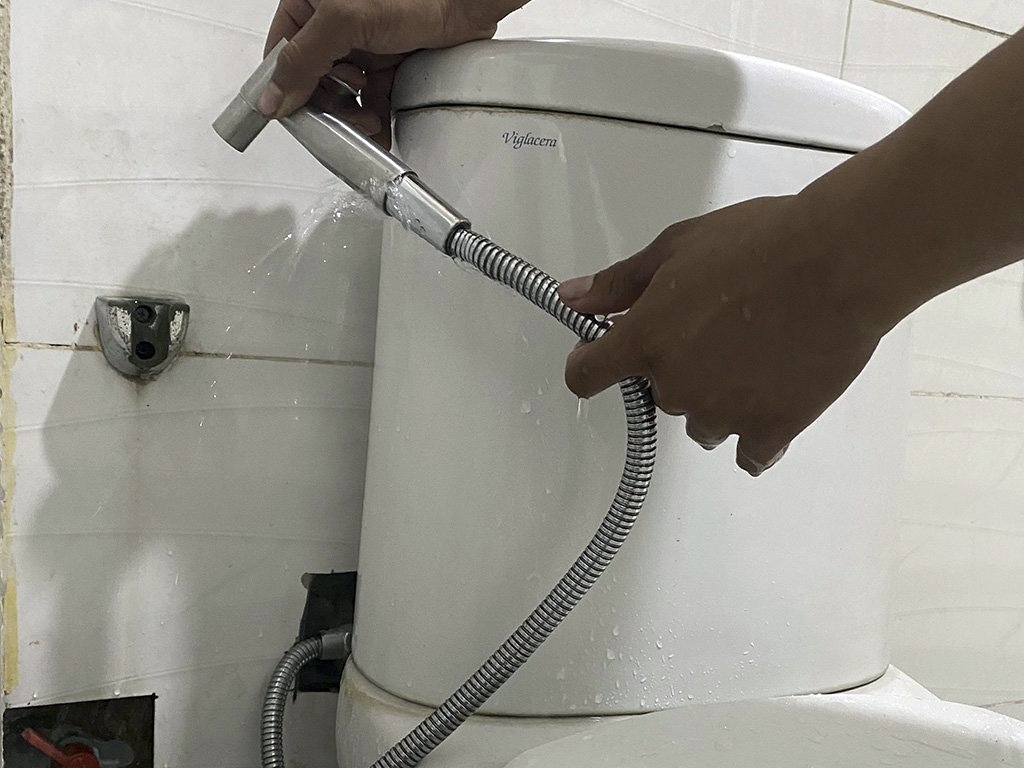 Dịch vụ thay vòi xịt bồn cầu tại Dĩ An