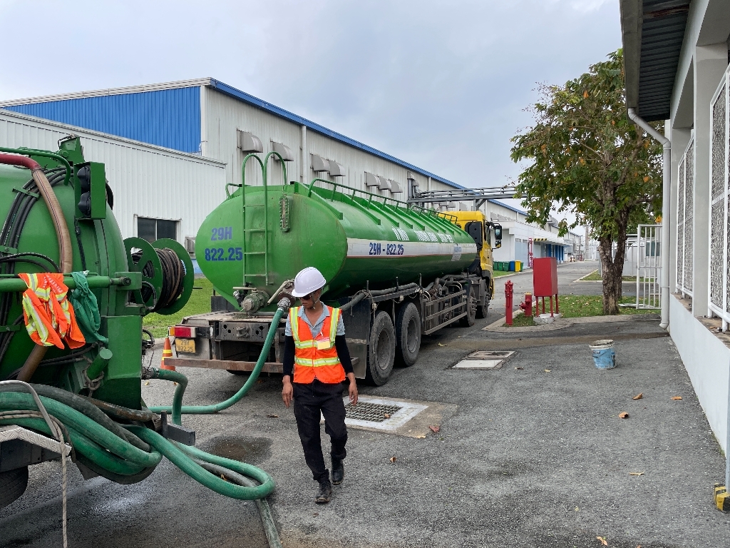 Dịch vụ vận chuyển bùn vi sinh chuyên nghiệp