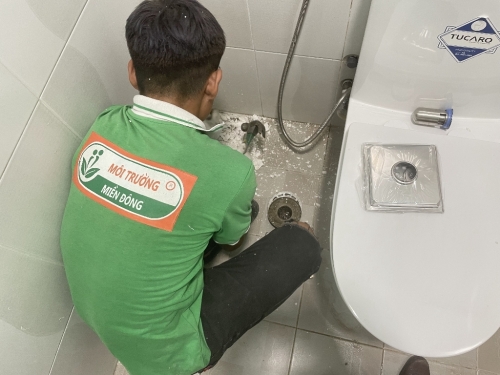 Vì sao nhà vệ sinh có mùi hôi vào buổi sáng hoặc sau khi không sử dụng lâu?