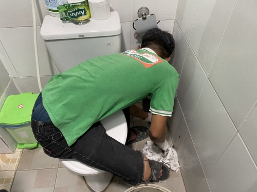 Vì sao nhà vệ sinh có mùi hôi vào buổi sáng hoặc sau khi không sử dụng lâu?