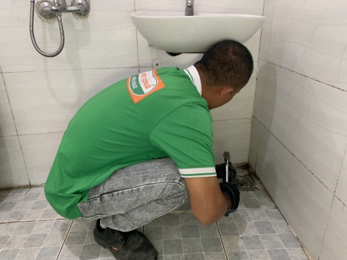 Nhà vệ sinh bốc mùi hôi nồng nặc, không biết xử lý sao?