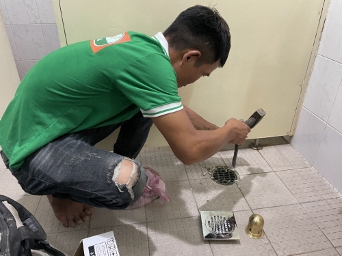 Nhà vệ sinh bốc mùi hôi nồng nặc, không biết xử lý sao?