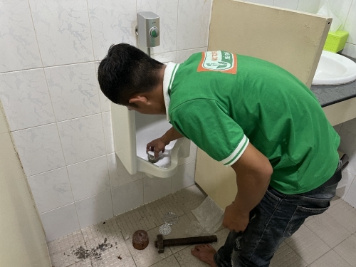 Nhà vệ sinh bốc mùi hôi nồng nặc, không biết xử lý sao?