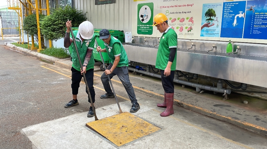 Khảo sát khẩn vệ sinh cống nhà máy trong VSIP 1 sau trận ngập do mưa lớn