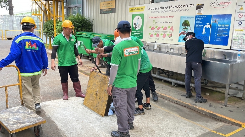 Khảo sát khẩn vệ sinh cống nhà máy trong VSIP 1 sau trận ngập do mưa lớn