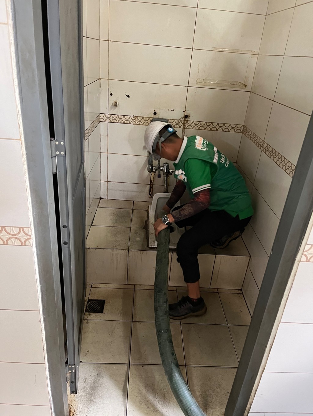 Dịch vụ thông tắc bồn cầu bồn tiểu ở kcn visip1