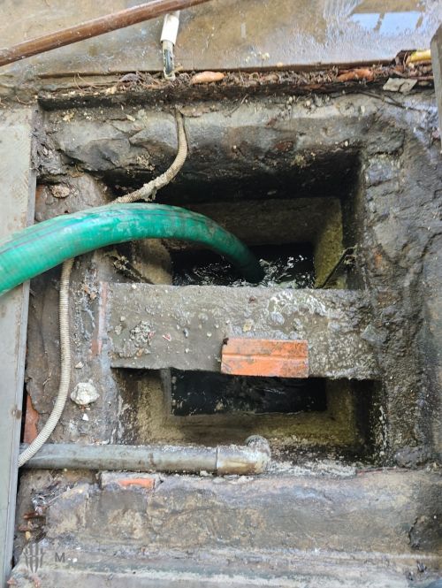 Xử lý tắc nghẽn ống nước của hố ga
