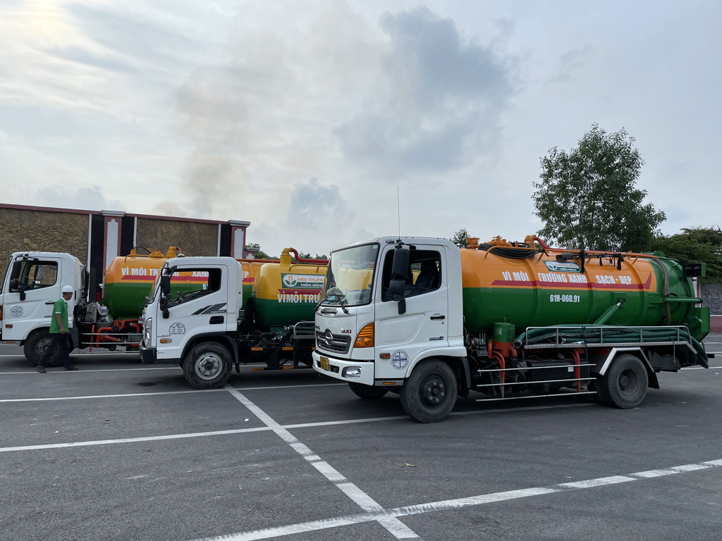 Vận chuyển bùn vi sinh tại KCN Đại Đăng