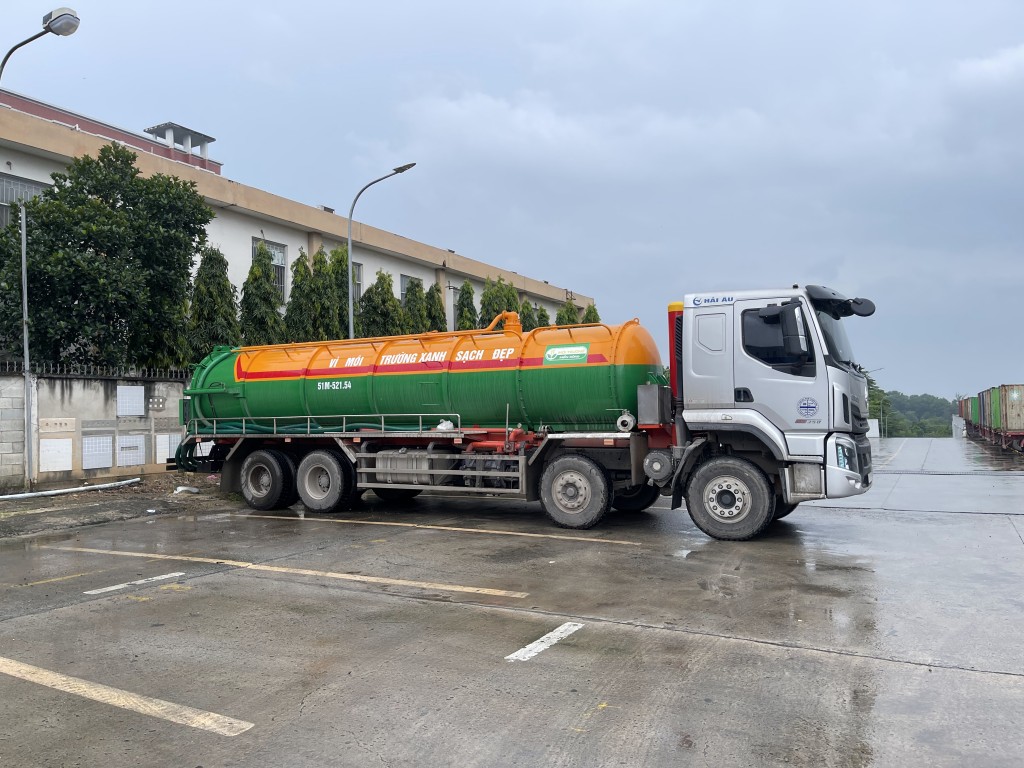 Vận chuyển bùn vi sinh tại KCN Vsip 1