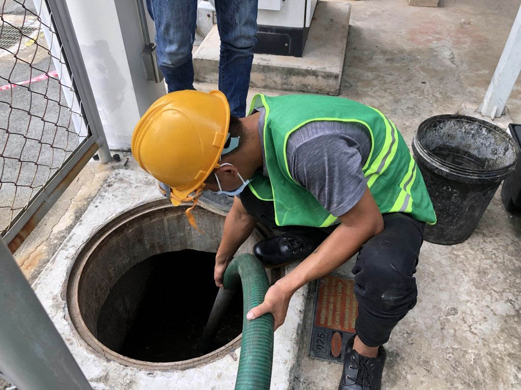 Vận chuyển bùn vi sinh tại KCN Đất Quốc