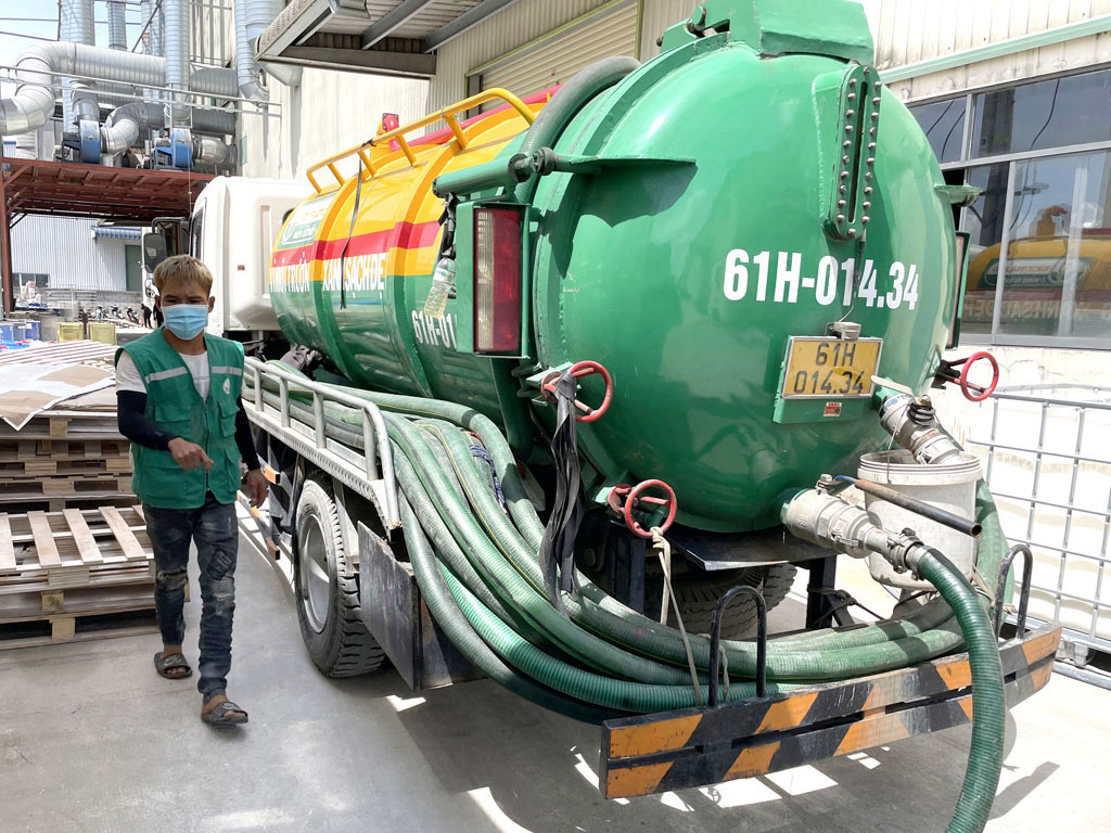 Vận chuyển bùn vi sinh tại KCN Tân Bình