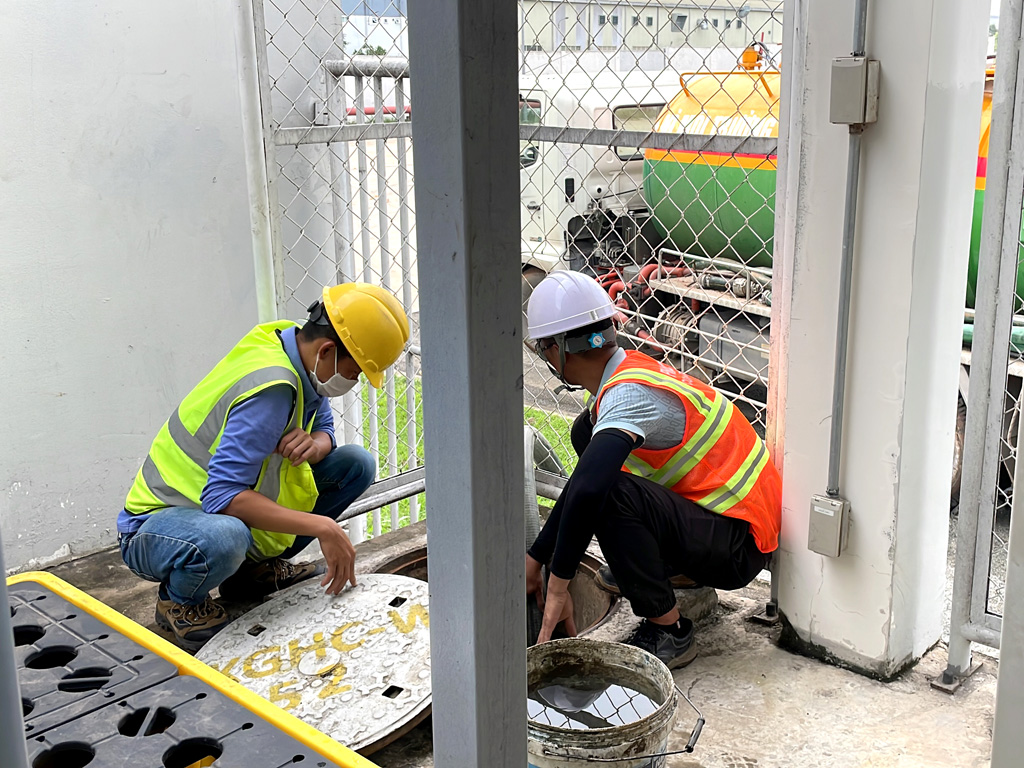 Vận chuyển bùn vi sinh tại KCN Vĩnh Tân