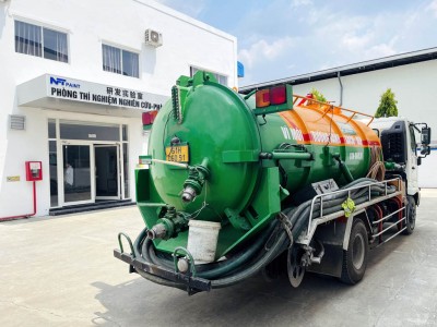 Vận chuyển bùn vi sinh tại KCN Nam Tân Uyên